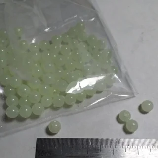 Бусины диаметром 3 мм светятся в темноте.